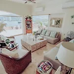 Villa Tres, Villas Brisas, Guitarrón