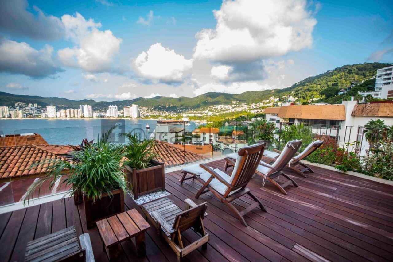 Tres, Villas Brisas, Guitarron