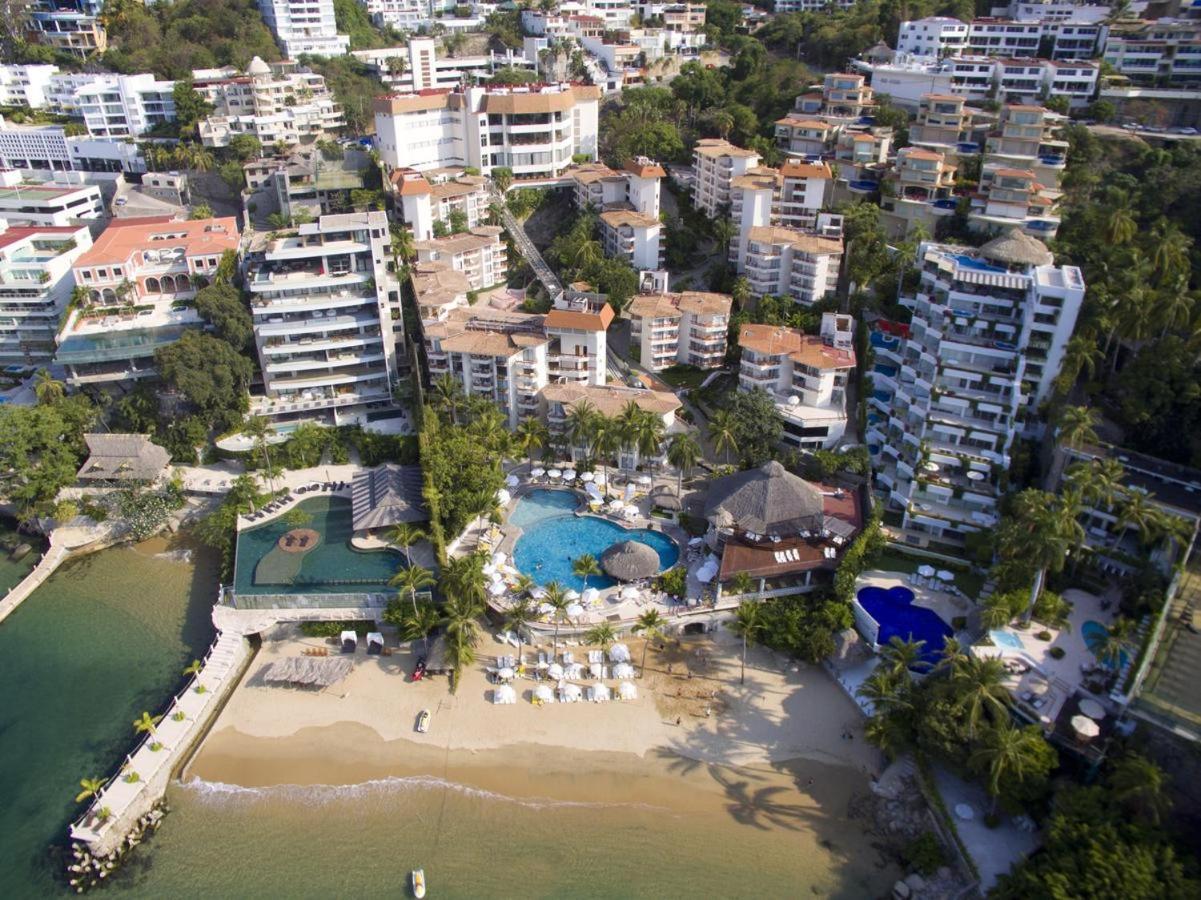 Tres, Villas Brisas, Guitarron Villa *